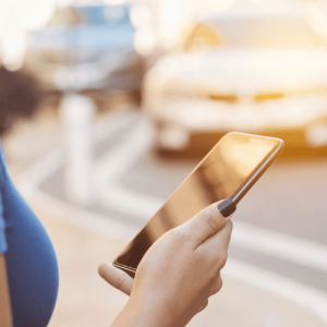 Mujeres con el móvil en la mano junto a la carretera